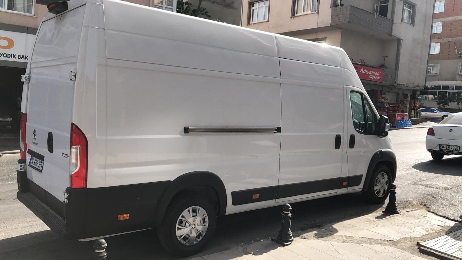 İstanbul sokaklarında beyaz panelvan nakliye aracı