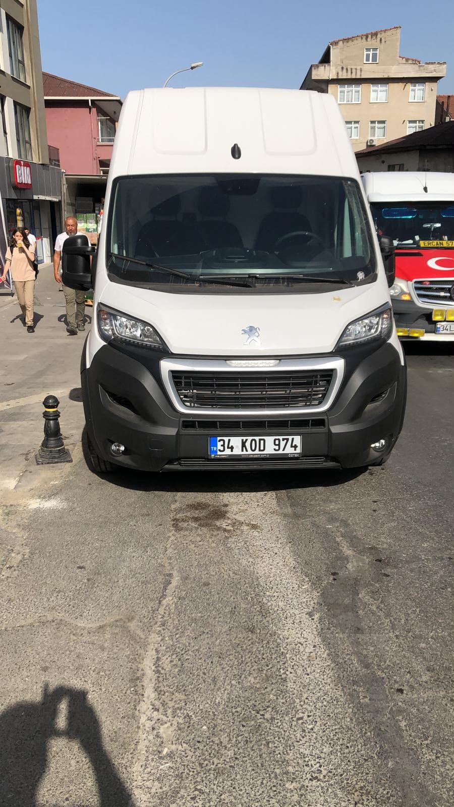 Öğrenci eşyaları ve kolilerle dolu panelvan